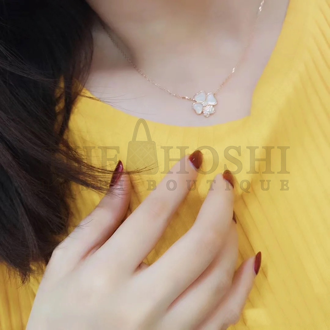 V*n Cl**f & Arpels four-leaf clover necklace, one leaf with D1am0nds Master Quality