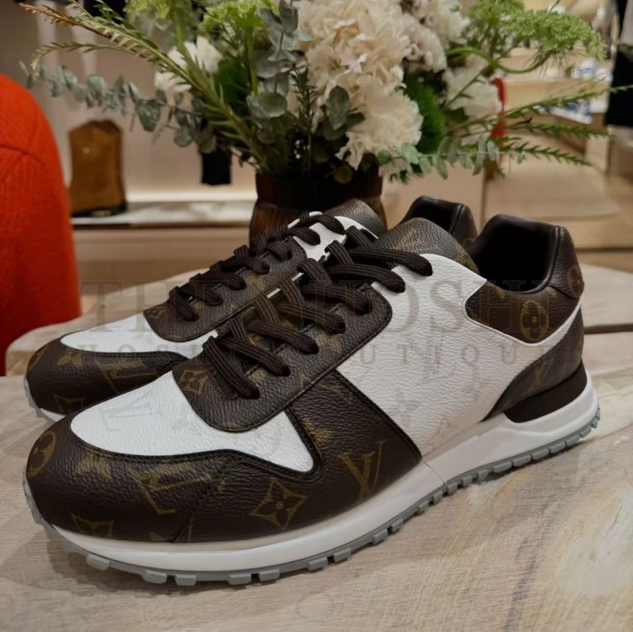 L0vis Vvtt0n LV RUN AWAY SNEAKERS Master Quality