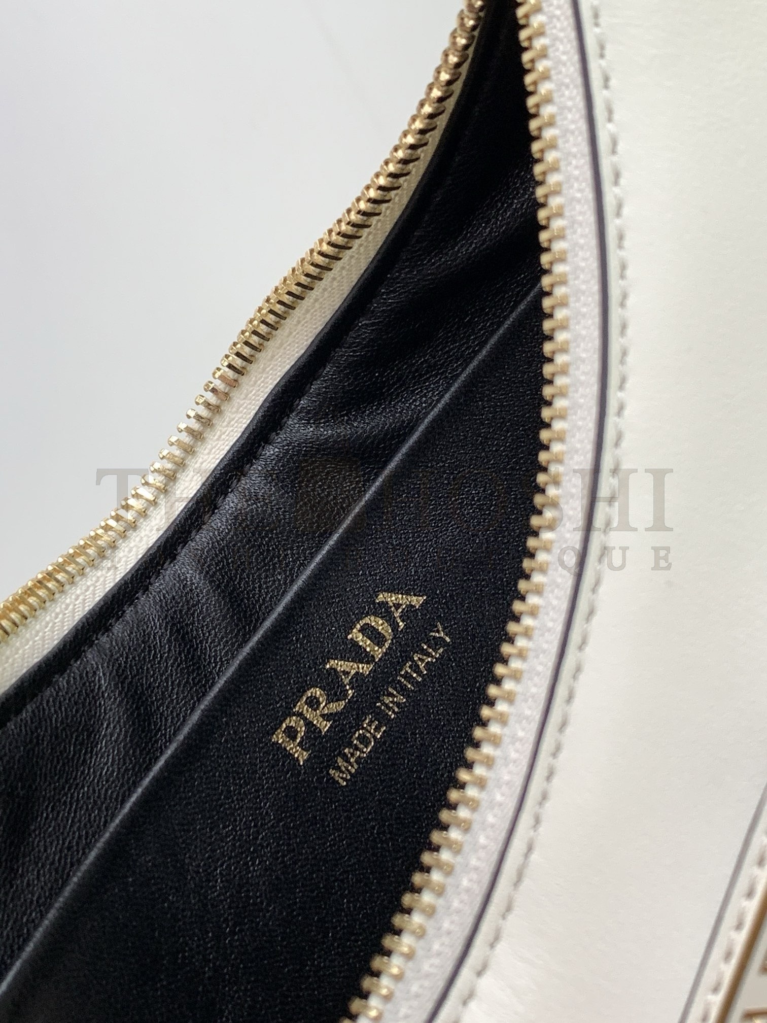 Pra*a Arque Shoulder Bag in White Leather Master Quality