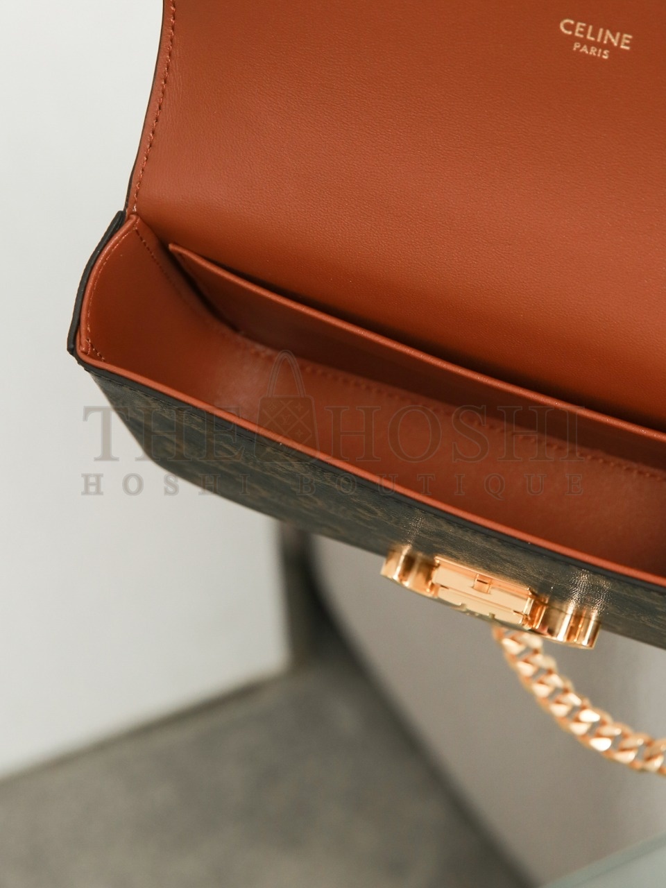 Ce1i*e Triomphe chain shoulder bag in satined calfskin width 20.5 cm, height 11.5 cm, depth 4 cm. Master Quality