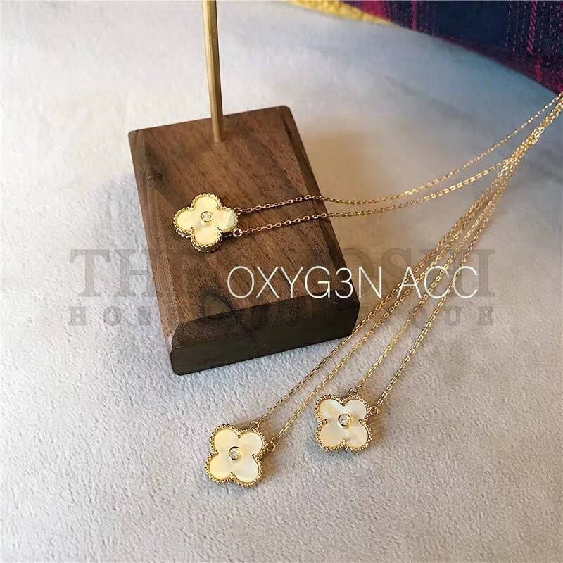 V*n Cl**f & Arpels Gold Mother-of-Pearl Four-Leaf Clover Necklace, Vintage Alhambra pendant Master Quality