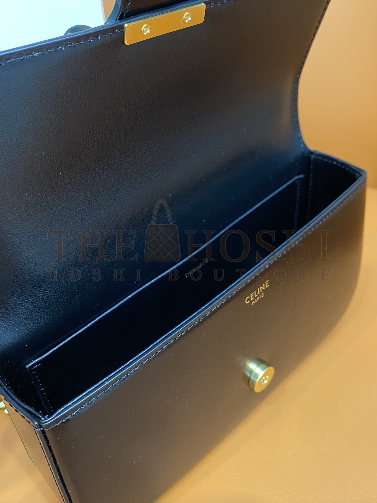 Ce1i*e CHAIN SHOULDER BAG CUIR TRIOMPHE IN SHINY CALFSKIN BLACK Master Quality