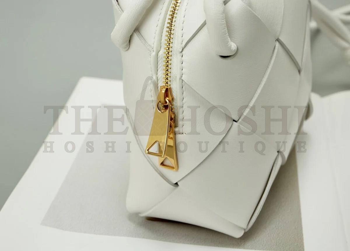 B0tt*ga Ven*ta Mini Cassette Camera Bag In White Lambskin Master Quality