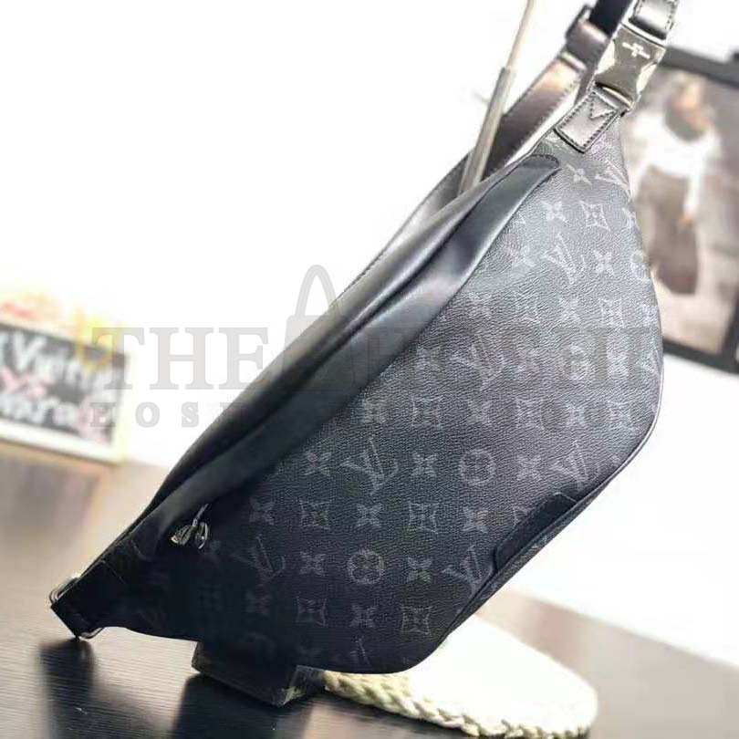 L0vis Vvtt0n LV Men Discovery Bumbag in Monogram Eclipse Canvas-Grey Master Quality