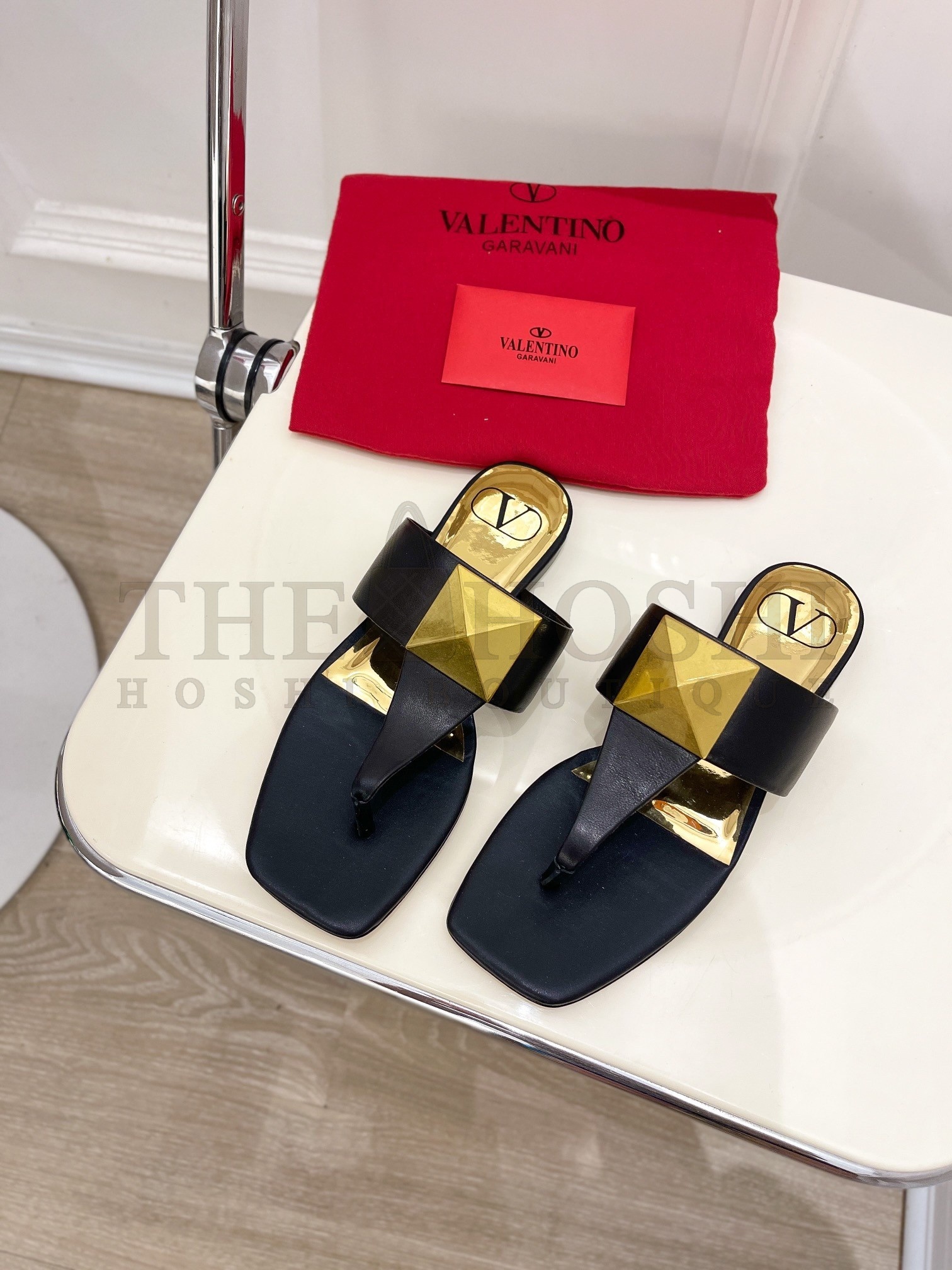 Va1e*ntin0 One Stud Flat Thong Sandals In Black Calfskin Master Quality