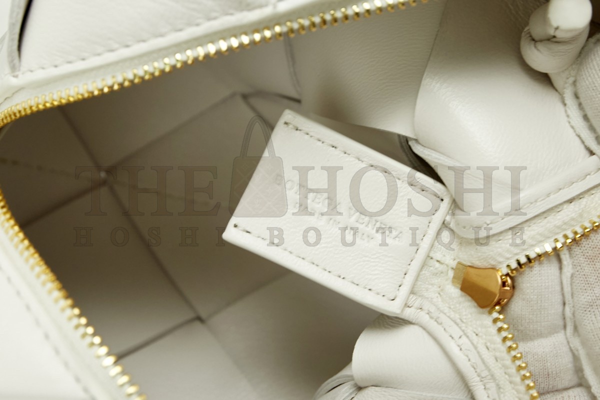 B0tt*ga Ven*ta Mini Cassette Camera Bag In White Lambskin Master Quality