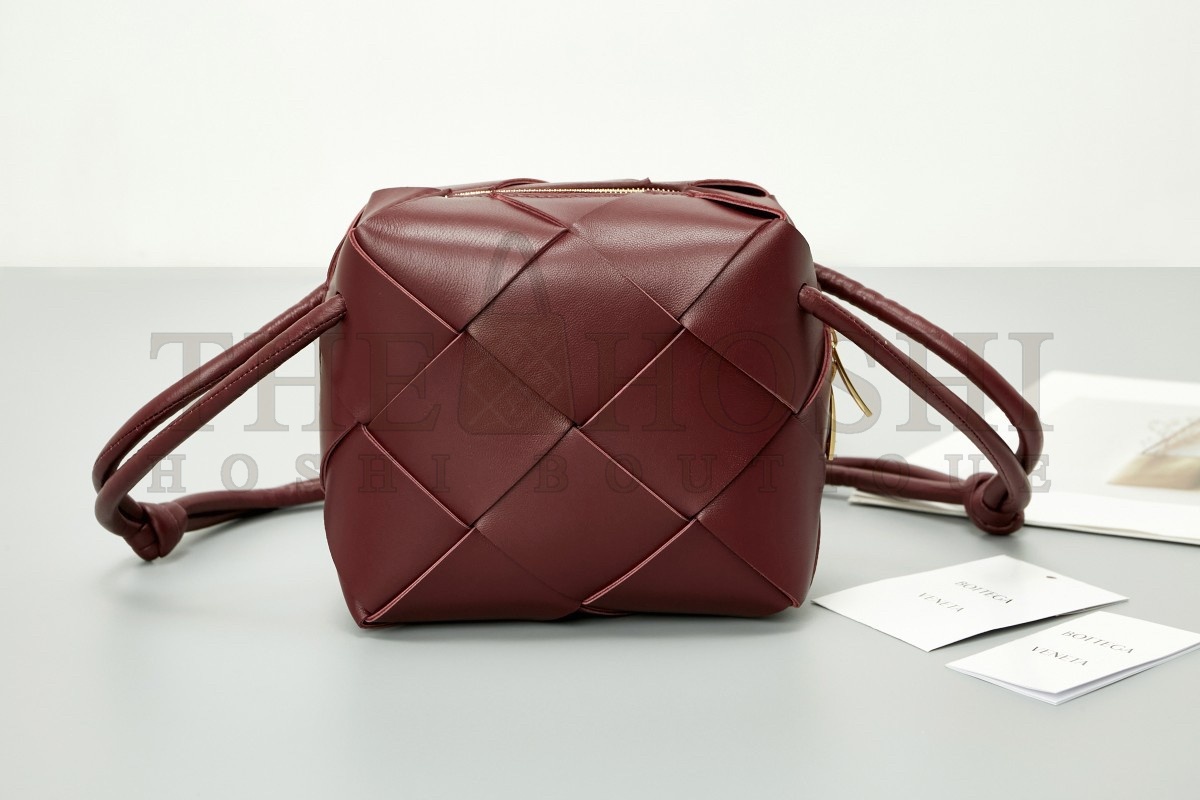 B0tt*ga Ven*ta Mini Cassette Camera Bag In Bordeaux Lambskin Master Quality