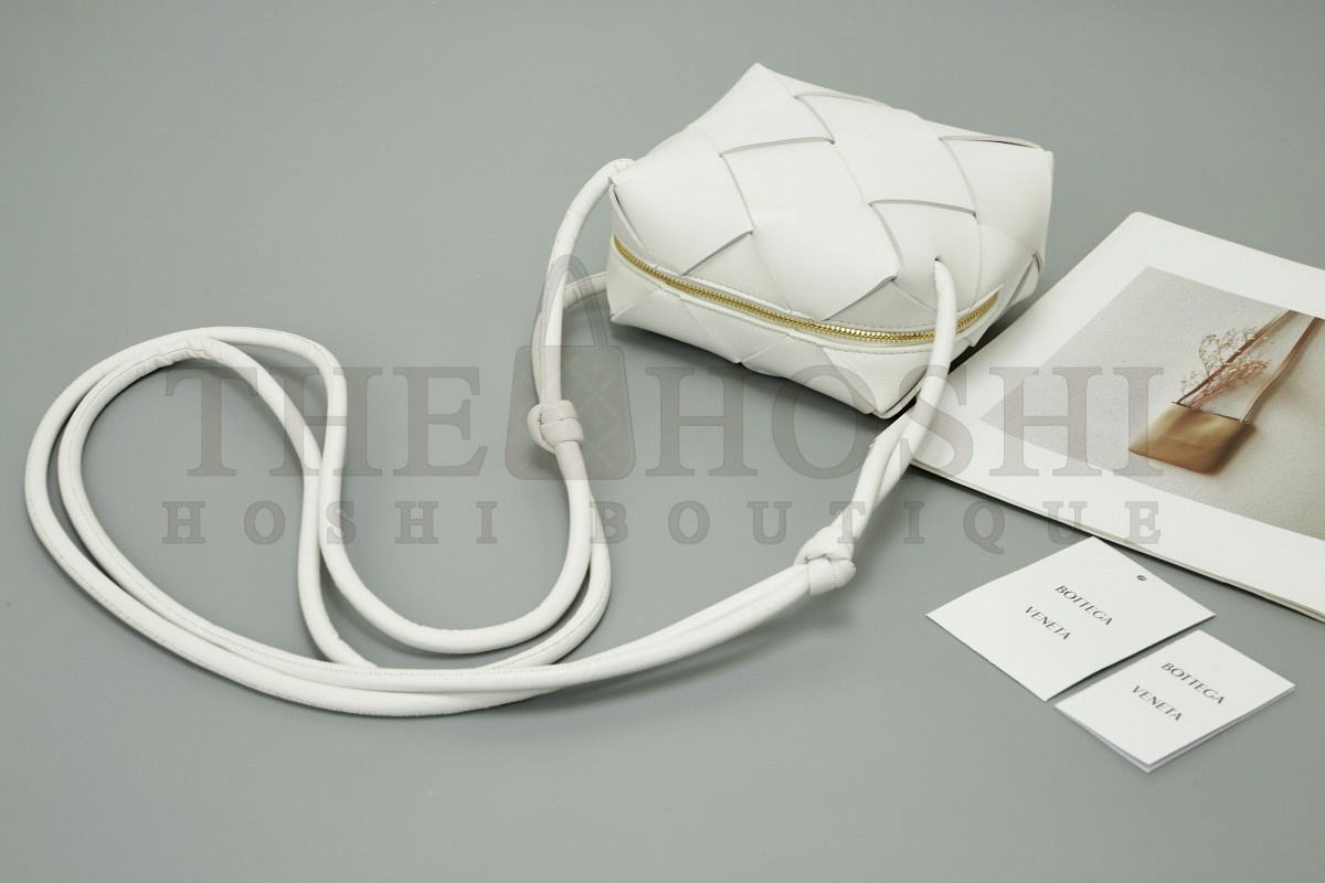 B0tt*ga Ven*ta Mini Cassette Camera Bag In White Lambskin Master Quality