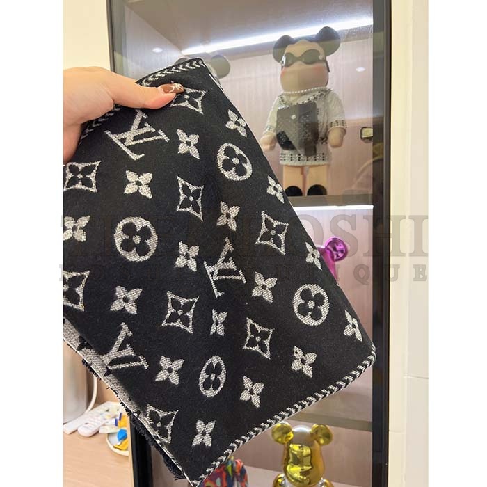 L0vis Vvtt0n LV Unisex Simply LV Scarf Black Fringed Finish Contrasting Monogram Motif Master Quality