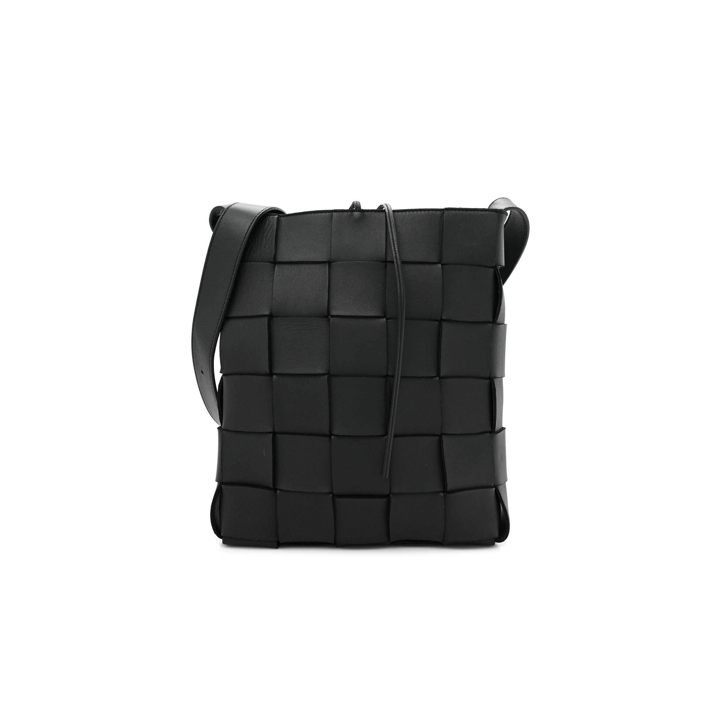 B0tt*ga Ven*ta LAMBSKIN MAXI INTRECCIATO CASSETTE MESSENGER BLACK (27*23*5cm) Master Quality