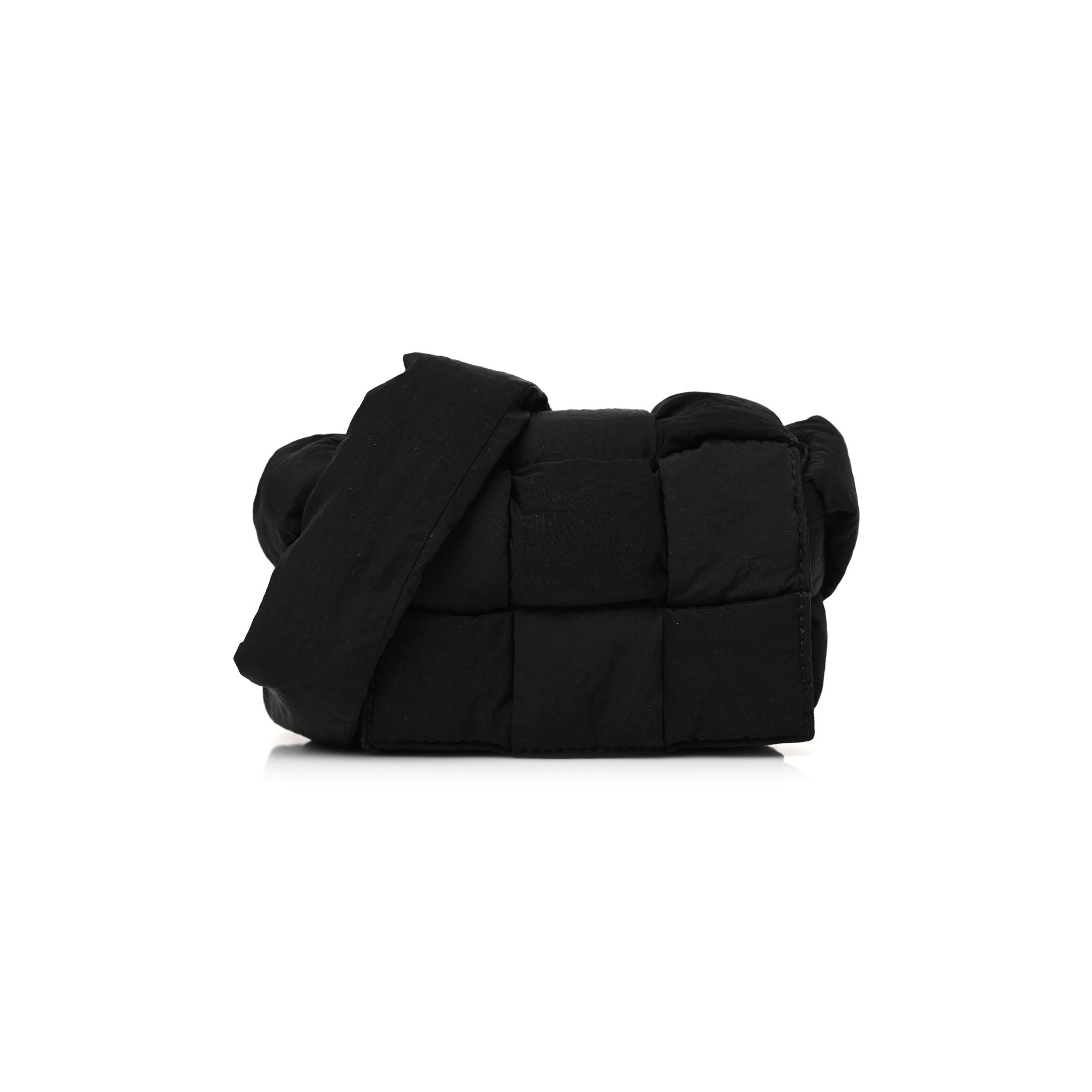 B0tt*ga Ven*ta NYLON INTRECCIATO MINI PADDED TECH CANDY CASSETTE BAG BLACK  (13*8*3cm) Master Quality