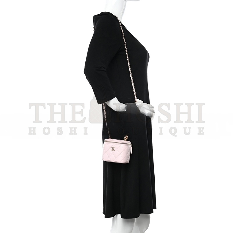 Ch**el LAMBSKIN QUILTED MINI TOP HANDLE VANITY CASE WITH CHAIN LIGHT PINK 1334686 (10*9*7cm) Master Quality